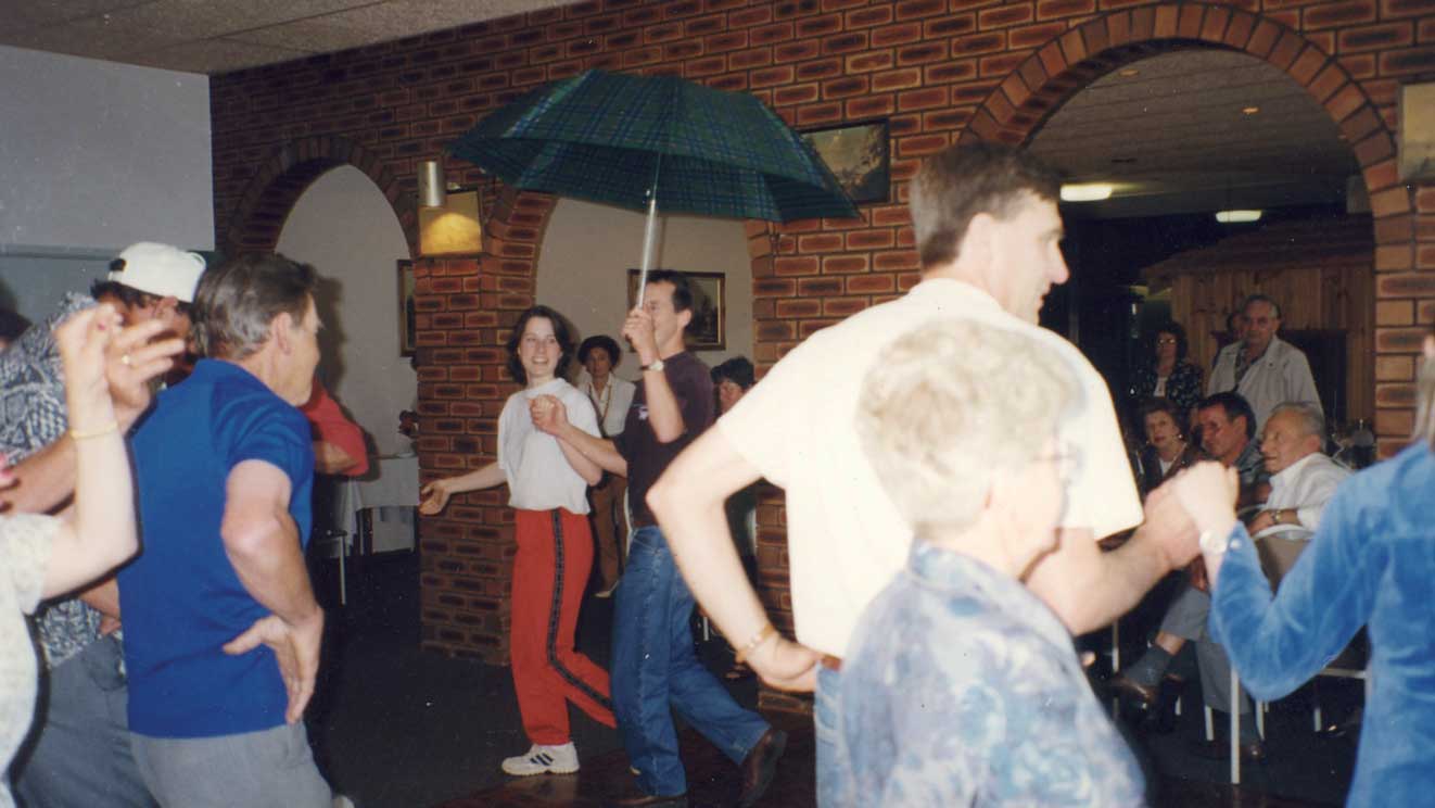 1997 - balli tradizionali al Circolo ... con l'ombrello