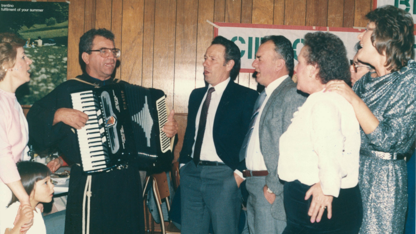 1986 - padre Fabio Trettel e altri soci cantano canzoni di montagna